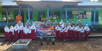 Polsek Kuala Kampar Tanam Bibit Mangga dan Bagikan Masker di SDN 016 Teluk Dalam