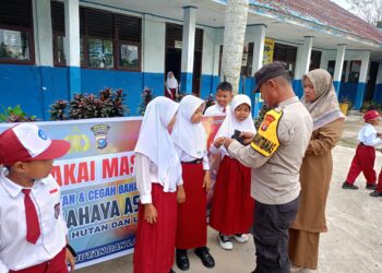 Polsek Pangkalan Lesung Bagikan Masker kepada Siswa SDN 01 untuk Cegah ISPA