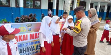 Polsek Pangkalan Lesung Bagikan Masker kepada Siswa SDN 01 untuk Cegah ISPA
