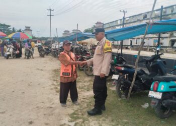 Bhabinkamtibmas Sosialisasikan Bahaya Karhutla di Pasar Rakyat Kerumutan