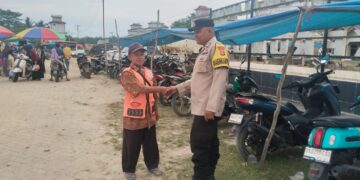 Bhabinkamtibmas Sosialisasikan Bahaya Karhutla di Pasar Rakyat Kerumutan