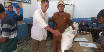 Reje Kampung Bebesen Saksikan Pembagian Bantuan Beras Untuk Masyarakatnya