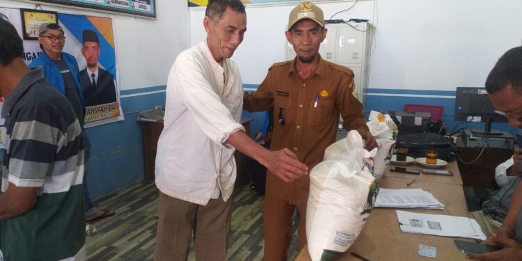 Reje Kampung Bebesen Saksikan Pembagian Bantuan Beras Untuk Masyarakatnya