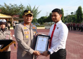 Kapolres Aceh Timur Berikan Penghargaan Kepada Personel Atas Dedikasi Dan Prestasi