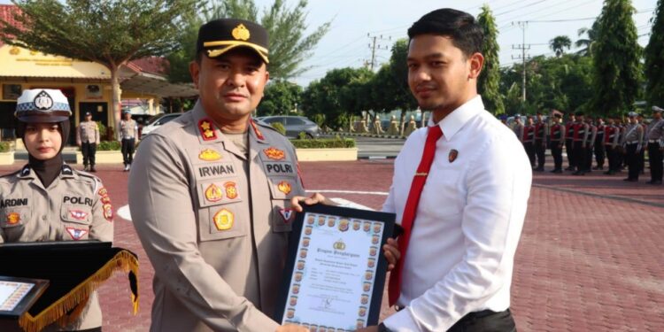 Kapolres Aceh Timur Berikan Penghargaan Kepada Personel Atas Dedikasi Dan Prestasi