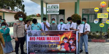 Cegah Dampak Asap Karhutla, Polsek Langgam Bagikan Masker ke Siswa SMAN 3