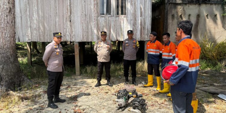 Polsek Pangkalan Kerinci Cek Kesiapan MPA dan Alat Pemadam Karhutla di Kuala Terusan