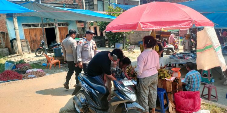 Patroli Pasar Polsek Ukui, Hadirkan Rasa Aman di Tengah Kesibukan Warga