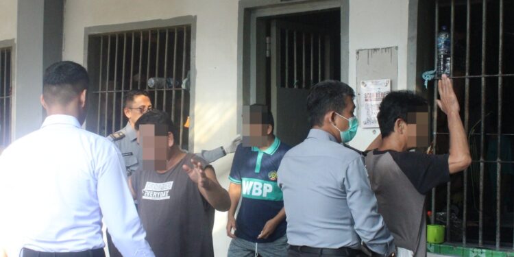 Cegah Peredaran Barang Terlarang : Lapas Bangkinang Gelar Razia Kamar Hunian Warga Binaan