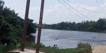 Tiang Mulai Miring Dan Kabel Listrik Melintang Terlalu Rendah Di Lipat Kain