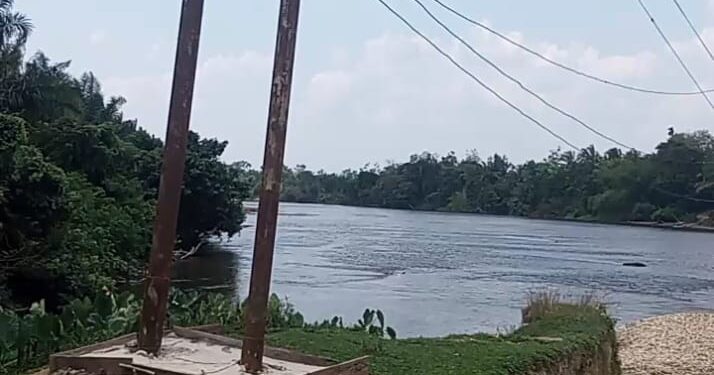 Tiang Mulai Miring Dan Kabel Listrik Melintang Terlalu Rendah Di Lipat Kain