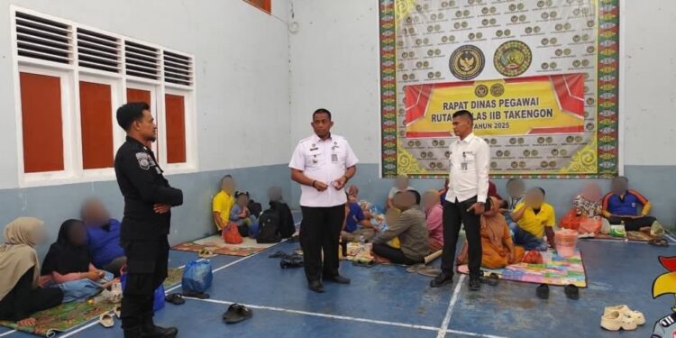 Kepala Rutan Takengon Menyapa Masyarakat Pengguna Layanan Dan WBP Saat Kunjungan