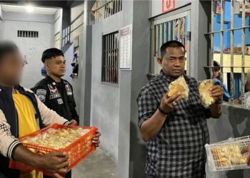 Kebahagiaan Malam, Kepala Rutan Takengon Rusli Berbagi Roti Kepada Warga Binaan