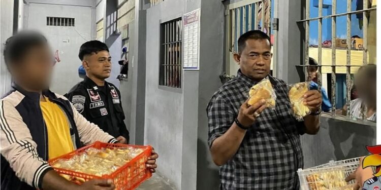 Kebahagiaan Malam, Kepala Rutan Takengon Rusli Berbagi Roti Kepada Warga Binaan