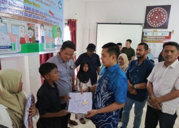 Wali Kota Langsa Bagikan 2.146 Seragam Sekolah Gratis pada Anak Yatim dan Fakir Miskin di Kecamatan 
