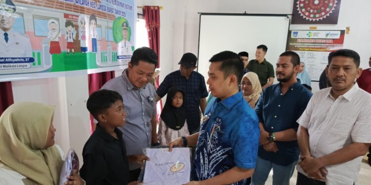Wali Kota Langsa Bagikan 2.146 Seragam Sekolah Gratis pada Anak Yatim dan Fakir Miskin di Kecamatan 
