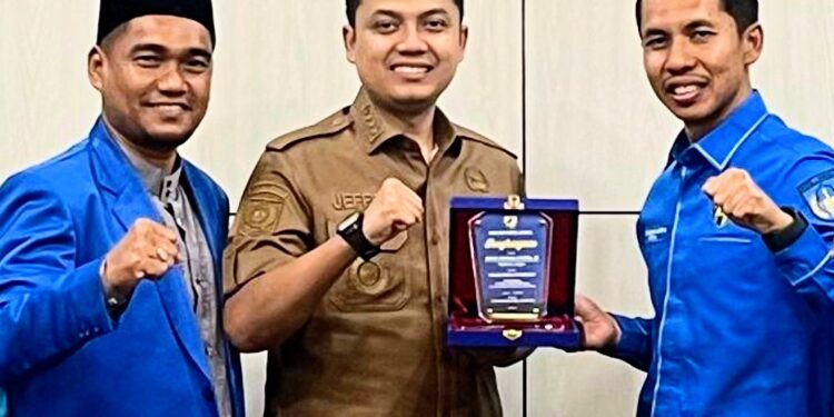 KNPI Nobatkan Wali Kota Langsa sebagai Tokoh Pendidikan atas Program Baju Sekolah Gratis untuk SD dan SMP