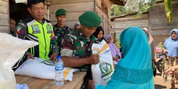Yonif TP 854/DK Bantu Distribusi Beras Bulog ke Lima Desa di Wilayah Binaan