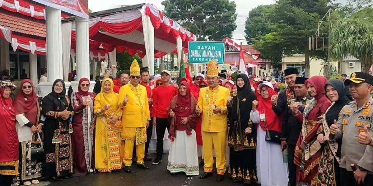 Pesantren Darul Mukhlisin Ikuti Karnaval Budaya Meriahkan Peringatan HUT RI Ke-80