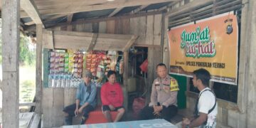 Polsek Pangkalan Kerinci Gelar Jumat Curhat di Desa Kuala Terusan, Warga Laporkan Kasus Kehilangan Motor