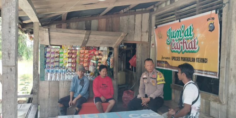 Polsek Pangkalan Kerinci Gelar Jumat Curhat di Desa Kuala Terusan, Warga Laporkan Kasus Kehilangan Motor