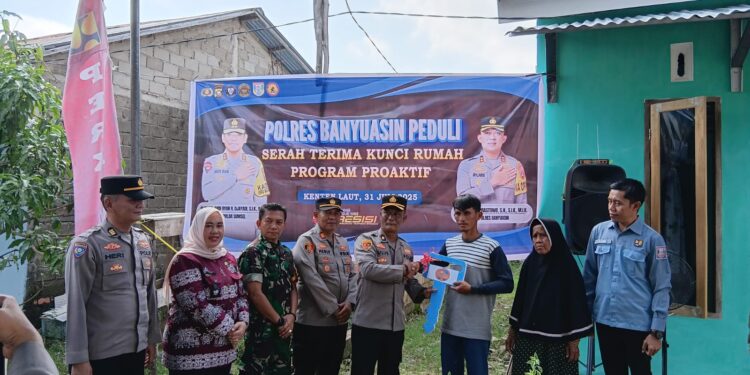 Program Peduli, Kabag Logistik Polres Banyuasin Serahkan Kunci Rumah Pasca Dibedah