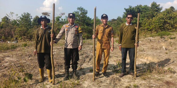 Polsek Pangkalan Kuras Dukung Program Ketahanan Pangan dengan Penanaman Jagung Pipil di Desa Betung