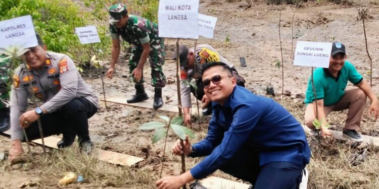Pentingnya Ekosistem Pesisir, Wali Kota Langsa Tanam Mangrove di Gampong Sungai Lueng 