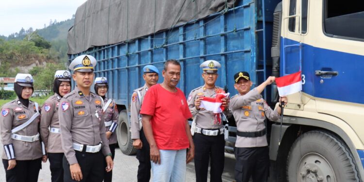 Bangkitkan Semangat Nasionalisme Jelang HUT RI Ke-80, Kapolres Aceh Tengah Bagikan Bendera Merah Putih