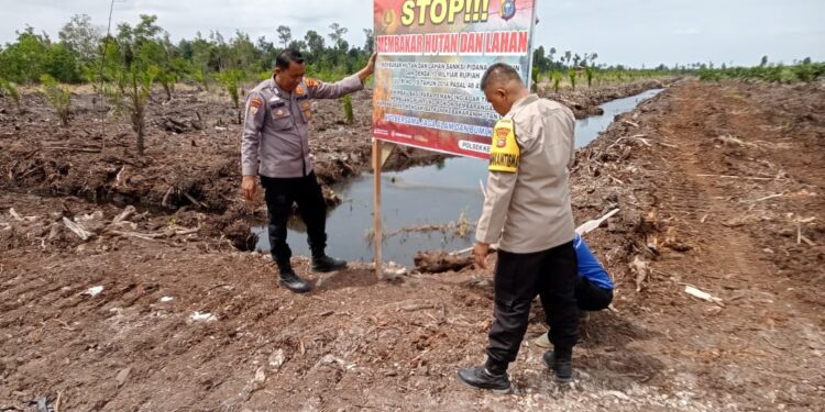 Polisi Pasang Spanduk Larangan Bakar Hutan di Kerumutan, Warga Diimbau Jaga Lingkungan