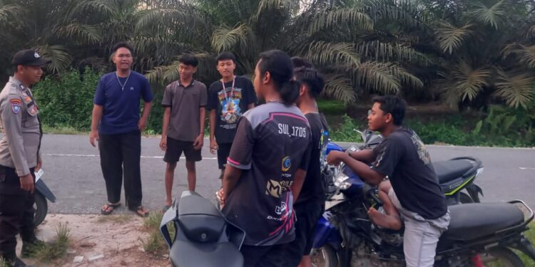 Dekat dengan Warga, Bhabinkamtibmas Ajak warga Jaga Ukui Tetap Adem dan Kondusif”