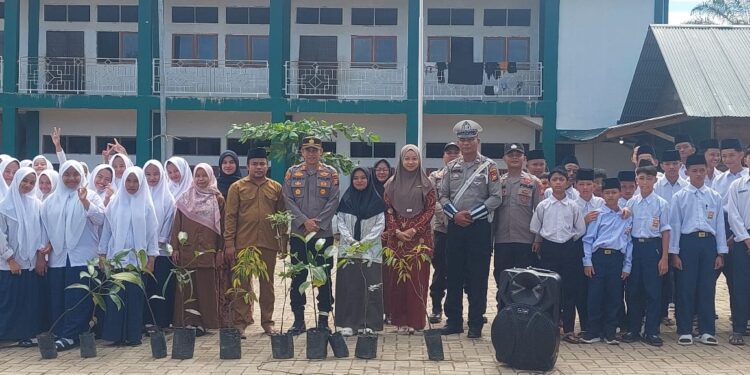 Hijaukan Bumi, Sehatkan Hati: Polsek Ukui Tanam Bibit Pohon dan Bagikan Masker di Ponpes Darurrahman