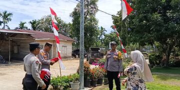 Kapolsek Pangkalan Kuras Bagikan Bendera Merah Putih Sambut HUT RI ke-80