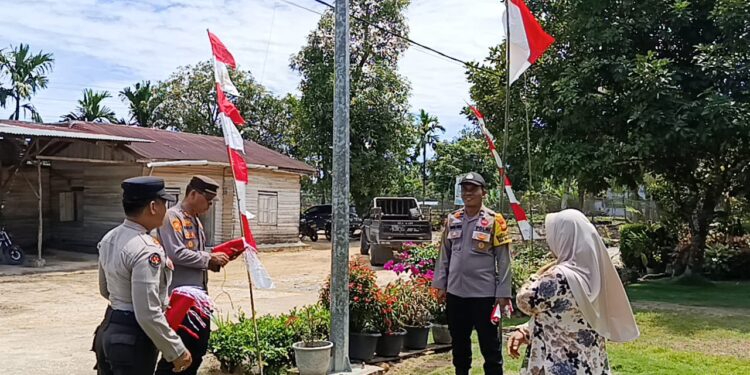 Kapolsek Pangkalan Kuras Bagikan Bendera Merah Putih Sambut HUT RI ke-80