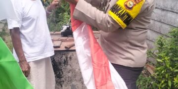 Bhabinkamtibmas Polsek Bunut Ajak Warga Pasang Bendera Sambut HUT RI ke-80