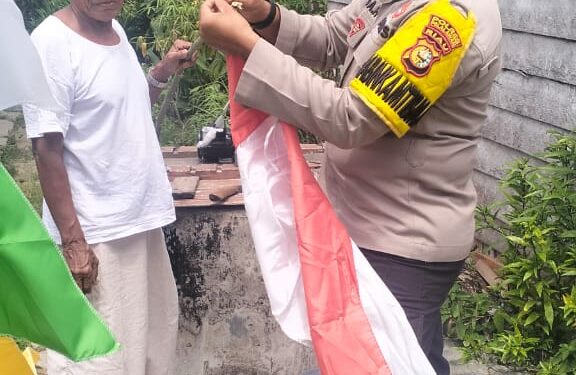 Bhabinkamtibmas Polsek Bunut Ajak Warga Pasang Bendera Sambut HUT RI ke-80