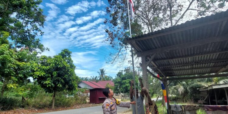Sambut Kemerdekaan, Polisi Di Pangkalan Lesung Ajak Warga Kibarkan Merah Putih