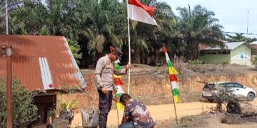 Sambang Warga, Bhabinkamtibmas Ajak Masyarakat Pasang Bendera Merah Putih Sambut HUT RI ke-80