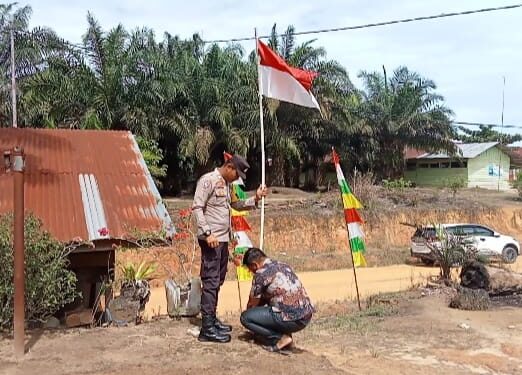 Sambang Warga, Bhabinkamtibmas Ajak Masyarakat Pasang Bendera Merah Putih Sambut HUT RI ke-80