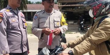 Polsek Langgam Bagikan dan Pasang Bendera Merah Putih Sambut HUT RI ke-80