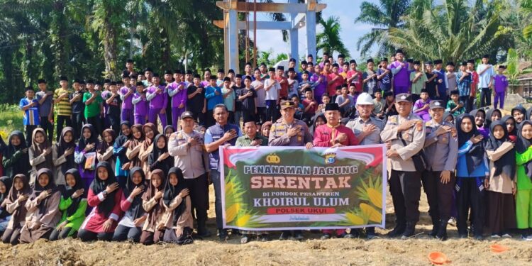 Polsek Ukui Gandeng Ponpes Khoirul Ulum Tanam Jagung, Dukung Ketahanan Pangan Nasional