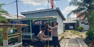 Polsek Teluk Meranti Semarakkan HUT RI ke-80 dengan Pemasangan Bendera Merah Putih di Asrama dan Rumah Warga