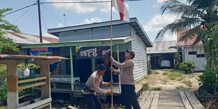 Polsek Teluk Meranti Semarakkan HUT RI ke-80 dengan Pemasangan Bendera Merah Putih di Asrama dan Rumah Warga