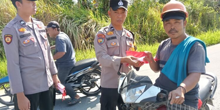 Polsek Kerumutan Bagikan Bendera Merah Putih untuk Sambut HUT RI ke-80