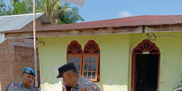 Polsek Bunut Bagikan Bendera Merah Putih kepada Warga Sambut HUT RI ke-80