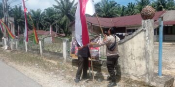 Bhabinkamtibmas Pangkalan Kuras Ajak Warga Pasang Bendera Merah Putih Sambut HUT RI ke-80