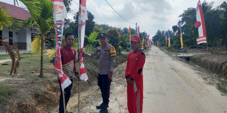 Warga Trimulya Jaya Semarakkan HUT RI ke-80, Polsek Ukui Ajak Pasang Bendera di Rumah Masing-Masing