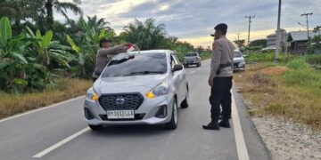 Polsek Teluk Meranti Bagikan dan Pasang Bendera Merah Putih Sambut HUT RI ke-80