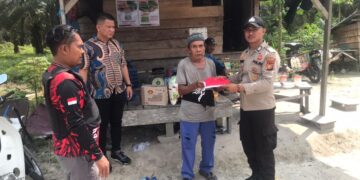 Sambut HUT RI ke-80, Polsek Kerumutan Ajak Warga Kibarkan Merah Putih dan Salurkan Bantuan Sembako