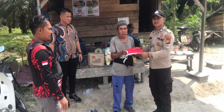 Sambut HUT RI ke-80, Polsek Kerumutan Ajak Warga Kibarkan Merah Putih dan Salurkan Bantuan Sembako